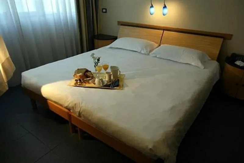 Sotel Nomentana Roma 3*, Rome